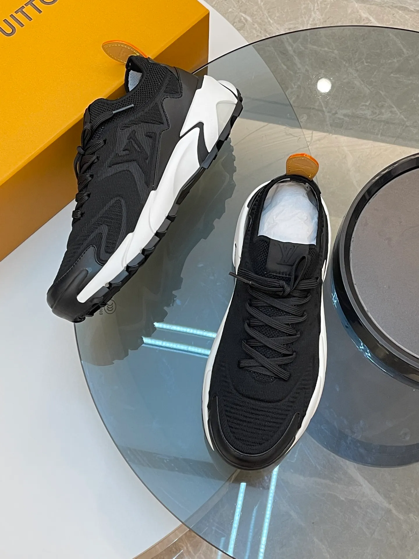 [L Home] Top P: 700💰 Size: 39-44 (customized at 38.45.46) LV Donkey Brand Louis Vuitton RUNNER TATIC new men's sneakers This LV Runner Tatic sneaker uses a whole piece of technical knitting to create an easy-to-take-off design, and then outlines the upper with cow leather trim. The LV logo on the side releases a dynamic atmosphere between the textures, the leather back strap is shaped like the handle fastener of the Louis Vuitton leather goods series, and the lightweight and wear-resistant two-tone rubber sole completes the whole. The toe and heel wrap details continue to provide comfortable fabric foot support, creating a stylish and stylish upper! Comes with full original packaging!